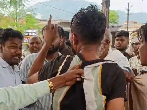बाइक सवार को टक्कर मार भागी कार पेड़ से टकराई:ड्राइवर के साथ लोगों ने की मारपीट, पुलिस ने मौके पर पहुंचकर भीड़ से छुड़ाया