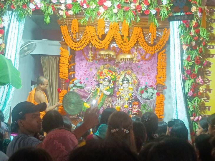 पाकुड़ में राधा अष्टमी पर मंदिरों में विशेष अनुष्ठान:राधा-कृष्ण को 56 प्रकार के व्यंजन चढ़ाए गए, भक्तों ने जमकर जयकारे लगाए