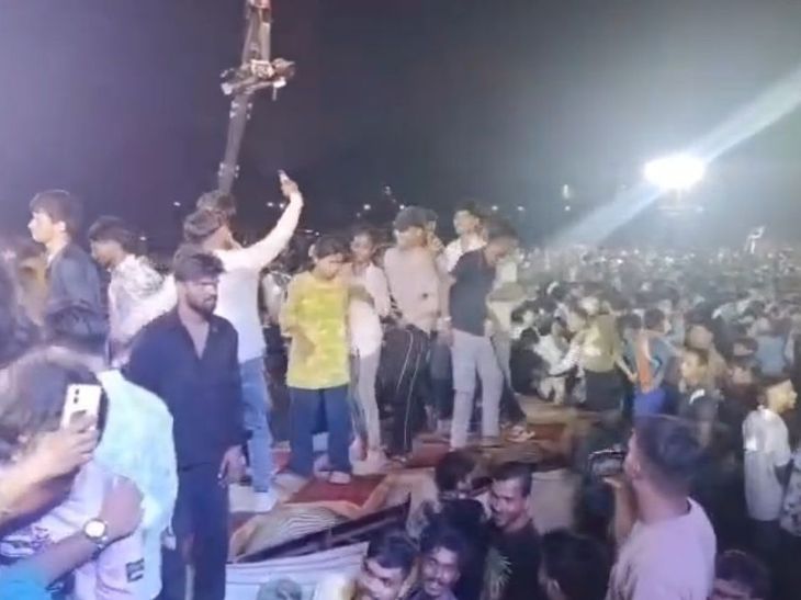 धनबाद में आर्यन केल्विन के फैंस मीट में हंगामा:पुलिस ने बंद कराया कार्यक्रम; स्टंट करने वाला युवक पकड़ाया, स्टेज पर चढ़े प्रशंसक