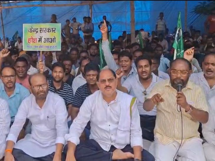JMM ने MMDR संशोधन विधेयक के विरोध में दिया धरना:पाकुड़ समेत सभी प्रखंडों में प्रदर्शन, केंद्र पर विकास रोकने का आरोप