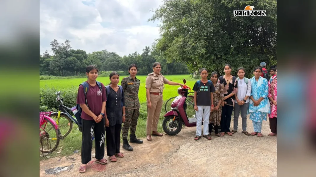 'डरने की जरूरत नहीं, 112 पर करें कॉल': जमुई की सड़कों पर उतरीं 'पुलिस दीदी', महिलाओं की सुरक्षा को लेकर जारी किया अलर्ट