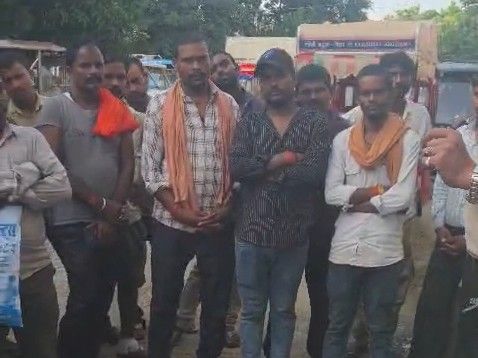 बिना नंबर प्लेट दौड़ रहे 30 ई-रिक्शा-ऑटो जब्त:कैमूर में 22 वाहनों पर 1.57 लाख जुर्माना,डीटीओ ने दी हिदायत