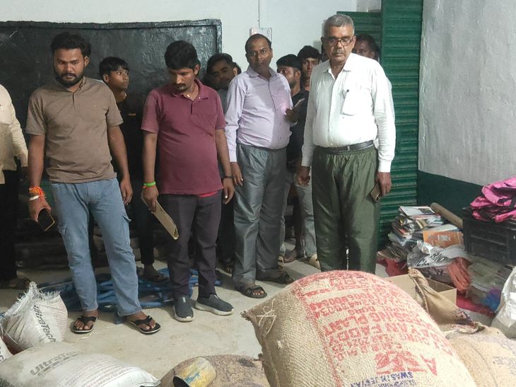 चतरा में शिक्षक पर चावल चोरी का आरोप निराधार:शिक्षक से छीन लिया प्रभार, BEO बोले- छुट्टी पर था, पता ही नहीं चला कौन बना हेडमास्टर
