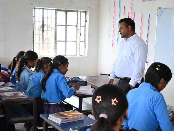 DM ने स्कूल का किया सरप्राइज इंस्पेक्शन:गोपालगंज में शिक्षकों को गुणवत्ता सुधारने के कड़े निर्देश दिए
