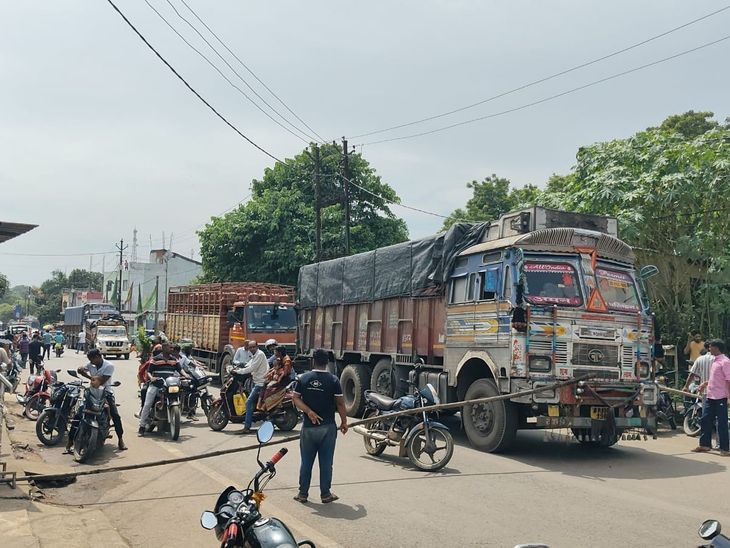 सरायकेला में सड़क हादसे में किशोर की मौत:गुस्साए लोगों ने 3 घंटे तक हाईवे जाम किया, मुआवजे पर सहमति के बाद खुला