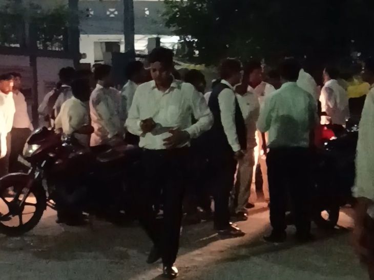 बेतिया कोर्ट परिसर से जज के आवास तक भिड़े पुलिस-अधिवक्ता:5 हजार जुर्माना लगाकर छोड़ा गया, जबरन गिरफ्तारी का आरोप