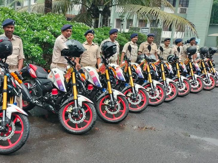 पाकुड़ पुलिस को मिले 18 बाइक और 14 बोलेरो:रात की गश्त और क्राइम कंट्रोल में होगी मदद, थानों-ओपी को भेजे गए 32 नए पेट्रोलिंग वाहन