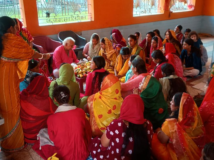 अनंत चतुर्दशी पर मंदिरों में उमड़ी भक्तों की भीड़:पाकुड़ में श्रद्धालुओं ने भगवान विष्णु की पूजा कर अनंत सूत्र बांधा, पुरोहित ने सुनाई कथा