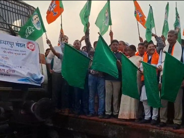 मनोहरपुर में टाटा-एर्नाकुलम एक्सप्रेस का ठहराव शुरू:सारंडा के यात्रियों को भी मिलेगा सीधा लाभ, लंबी दूरी की यात्रा होगी आसान