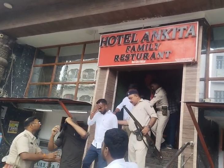 गोपालगंज के अंकिता होटल में पुलिस की छापेमारी:5-6 युवक-युवतियां हिरासत में; कमरों से आपत्तिजनक सामान बरामद, मैनेजर फरार, मालिक-स्टाफ पर FIR की तैयारी