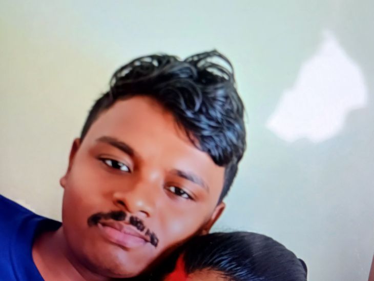 बोकारो में सीमेंट ट्रक ने बाइक सवार को रौंदा:युवक की मौके पर मौत, मुआवजे की मांग पर परिजनों ने सड़क किया जाम