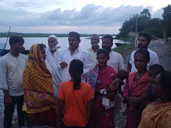 बाढ़ का पानी घटने पर भी लोगों की परेशानी बरकरार:इमली टोला और केवाला पंचायत में स्वास्थ्य और भोजन सहित अन्य सुविधाओं की मांग