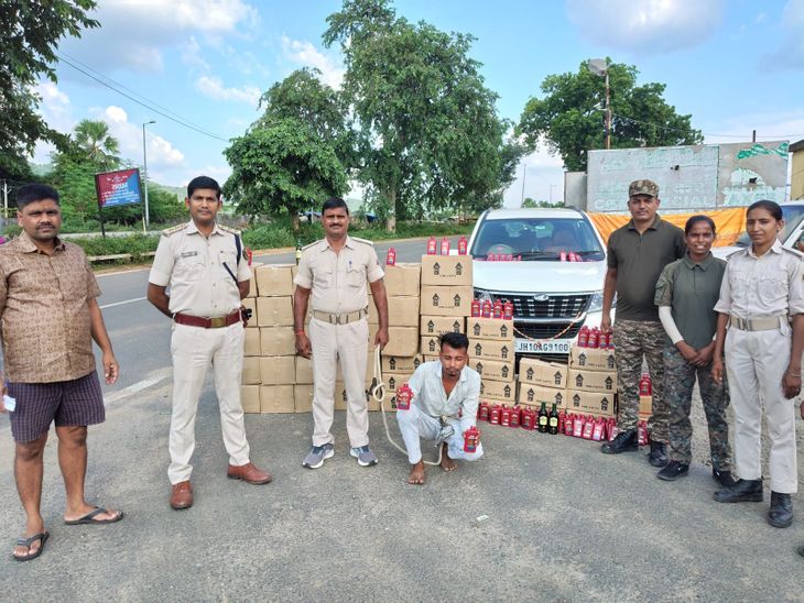 रजौली चेकपोस्ट पर 432 लीटर अवैध विदेशी शराब जब्त:SUV गाड़ी से हजारीबाग का तस्कर गिरफ्तार, न्यायिक हिरासत में भेजा