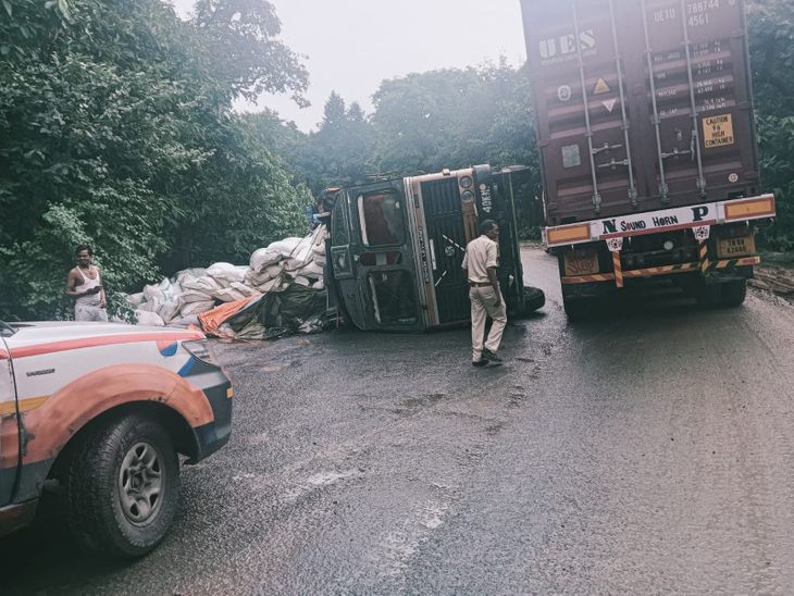 मुर्गी का दाना लदा ट्रक अनियंत्रित होकर पलटा:कोडरमा घाटी में लंबा जाम लगा, ड्राइवर बाल-बाल बचा; बिहार जा रहा था ट्रक