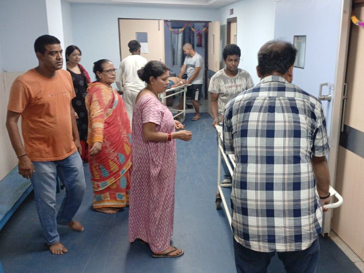नीलगाय बाइक पर कूदा, 2 ममेरे-फुफेरे भाई गंभीर घायल:गोपालगंज के मांझागढ़ में पानी लाने जा रहे थे, सदर अस्पताल रेफर