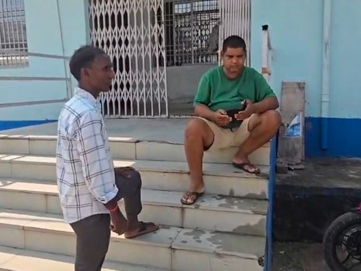 कमरे में फंदे से लटका मिला युवक का शव:शेखपुरा में ससुराल से लौटने के बाद तनाव में था;माता-पिता बोले-'इकलौता बेटा चला गया'