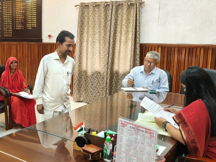 शिवहर DM ने जनता दरबार में सुनी शिकायतें:जन समस्याओं के समाधान में लापरवाही पर कार्रवाई के दिए सख्त निर्देश