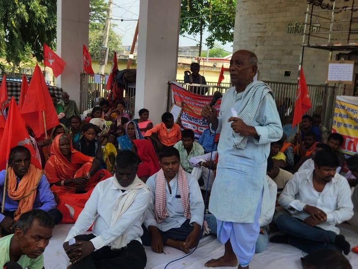 बढ़ते अपराध पर माले का धरना दूसरे दिन जारी:जमुई में CPI ने दिया समर्थन, थाना प्रभारी के सस्पेंशन तक आंदोलन जारी रहेगा