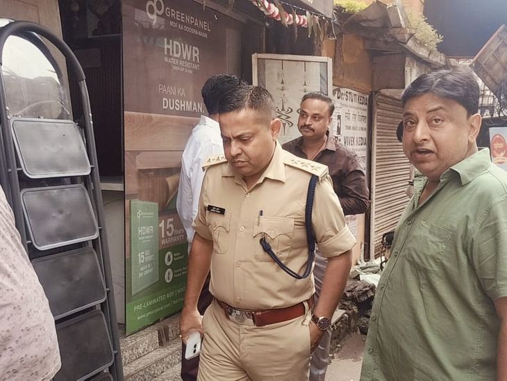 मलिक प्लाईवुड एंड डेवलपर्स में लाखों की चोरी:बदमाशों ने ताला तोड़कर वारदात को दिया अंजाम, फुटेज में हुए कैद