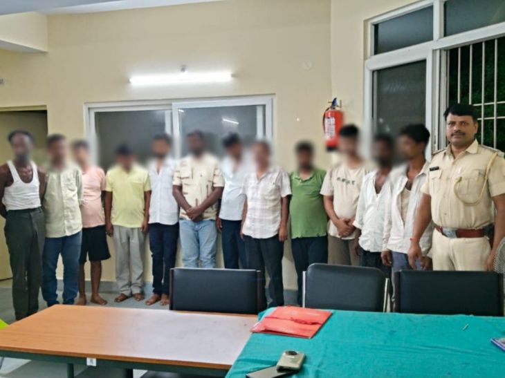 मुजफ्फरपुर में अवैध ऑनलाइन गेमिंग गिरोह के 12 सदस्य गिरफ्तार:छापेमारी में कैश, मोबाइल फोन और अन्य चीजें बरामद; आरोपियों के आपराधिक रिकॉर्ड खंगाल रही पुलिस