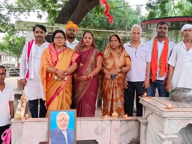 बक्सर में मोदी के जन्मदिन पर 11 हजार दीप जलाए:स्टेशन से रामरेखा घाट तक रोशन हुआ शहर; कार्यकर्ताओं ने लंबी उम्र की कामना की