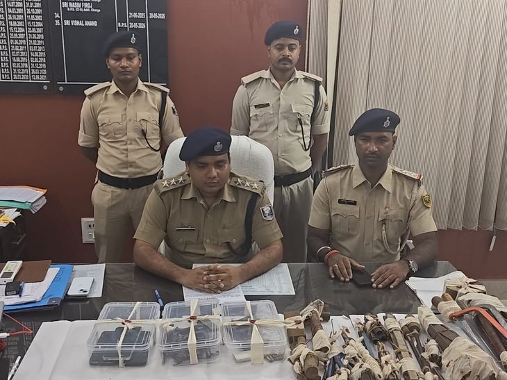 केला के खेत में चल रही मिनी गन फैक्ट्री पकड़ी:तीन आरोपी गिरफ्तार, पिस्टल और हथियार बनाने का सामान बरामद