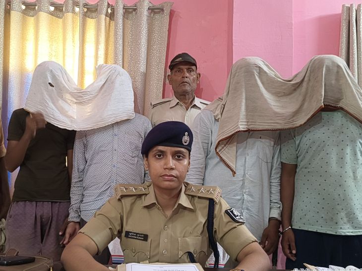 मोबाइल दुकान में चोरी करने वाले 4 गिरफ्तार:अंतर-जिला गिरोह के सभी हैं सदस्य, ताला तोड़कर कीमती सामान ले गए थे