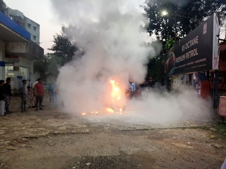 जमशेदपुर के पेट्रोल पंप पर खड़ी बाइक में लगी आग:मानगो के एचपी पेट्रोल पंप पर हुआ हादसा, बड़ा नुकसान टला