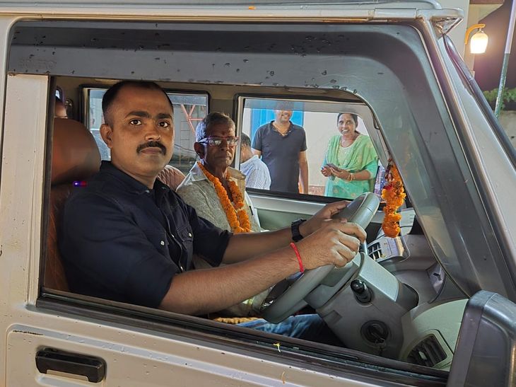 रिटायरमेंट के बाद चौकीदार को थानाध्यक्ष ने पहुंचाया घर:जमुई में 25 साल तक दिया सेवा, थानाध्यक्ष बोले- मैंने अपनी वर्दी का फर्ज निभाया