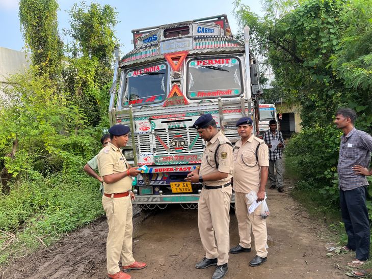 बक्सर-नो-एंट्री में घुसे 19 ट्रक पकड़े:बालू लदे वाहनों पर खनन विभाग की कार्रवाई, एसडीएम के निर्देश पर रात को अभियान