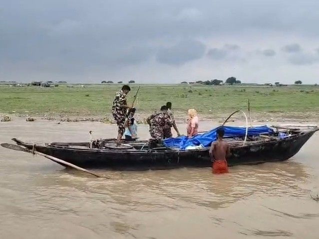 शराब जब्ती के बाद FIR नहीं होने का आरोप:मुंगेर में वीडियो सामने आया, नाव से शराब ले जाते दिखे पुलिसकर्मी; SP ने दिए जांच के आदेश