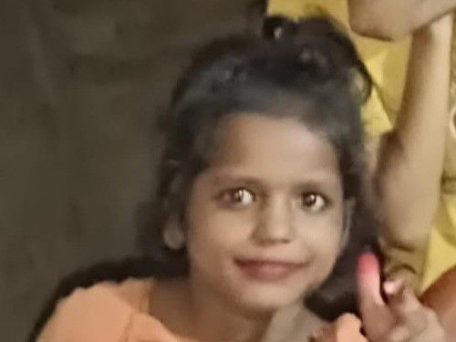 सोते समय करैत सांप ने बच्ची को डंसा:मोहनपुर में अस्पताल ले जाने के दौरान रास्ते में तोड़ा दम