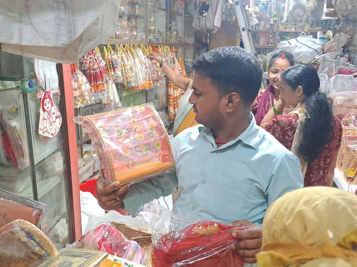 कृष्ण जन्माष्टमी पर गोपालगंज के मार्केट में भीड़:लड्डू गोपाल के श्रृंगार, मूर्तियों और आकर्षक झूलों की खरीदारी के लिए पहुंचे श्रद्धालु