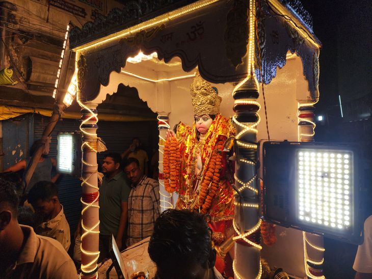 सीवान महावीरी जुलूस में लाठी-पाइप के साथ पहुंचे युवक:प्रशासनिक मंच के पास जमकर हुआ प्रदर्शन; सुबह 4 बजे बड़ी मस्जिद पार कर गया जुलूस