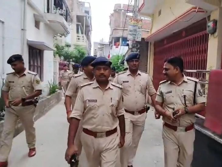 सीवान में शराब माफिया रिंकू पांडेय के घर छापेमारी:छह थानों की पुलिस पहुंची; चोरी समेत दो मामलों में वारंट, घर पर नहीं मिला आरोपी