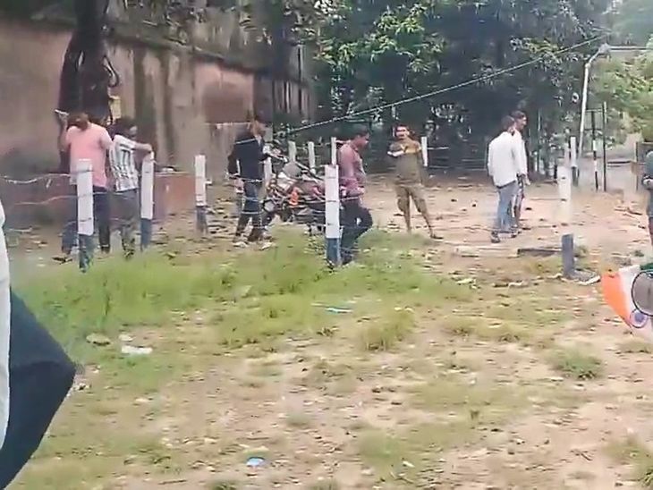 अररिया में आकाशीय बिजली गिरने से 1 की मौत:खेत में चारा लेने गए थे, अचानक बिगड़ा मौसम; परिजनों ने मांगा मुआवजा