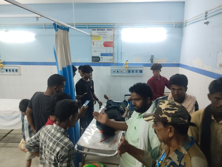 चौसा-कोचस मार्ग पर ट्रक में घुसी तेज रफ्तार बाइक:2 युवकों की मौके पर मौत; दोनों बाइक समेत ट्रक के नीचे फंसे, हादसे से नाराज ग्रामीणों ने सड़क जाम किया