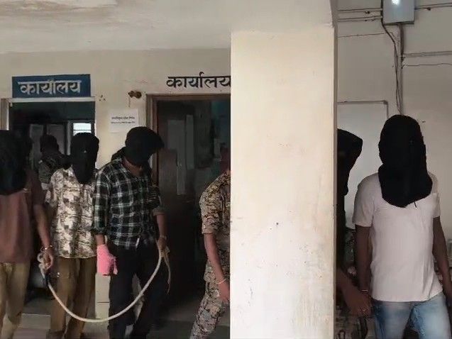 घर से सोना-चांदी, नकदी चोरी करने वाला गिरोह गिरफ्तार:गुमला में पुलिस ने पांच आरोपियों को गिरफ्तार कर जेल भेजा, सामान भी बरामद
