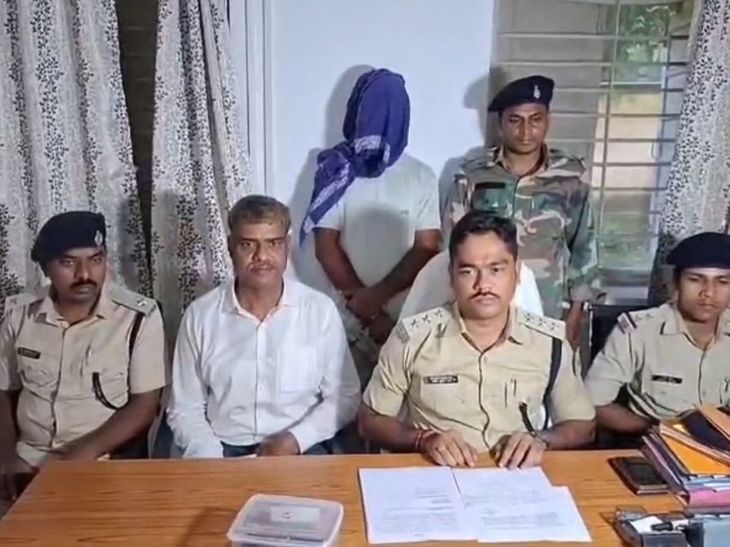 फर्जी बैंक अफसर बनकर करता था साइबर ठगी:धनबाद में युवक गिरफ्तार, मोबाइल में देश के अलग-अलग राज्यों की 53 शिकायतें मिलीं