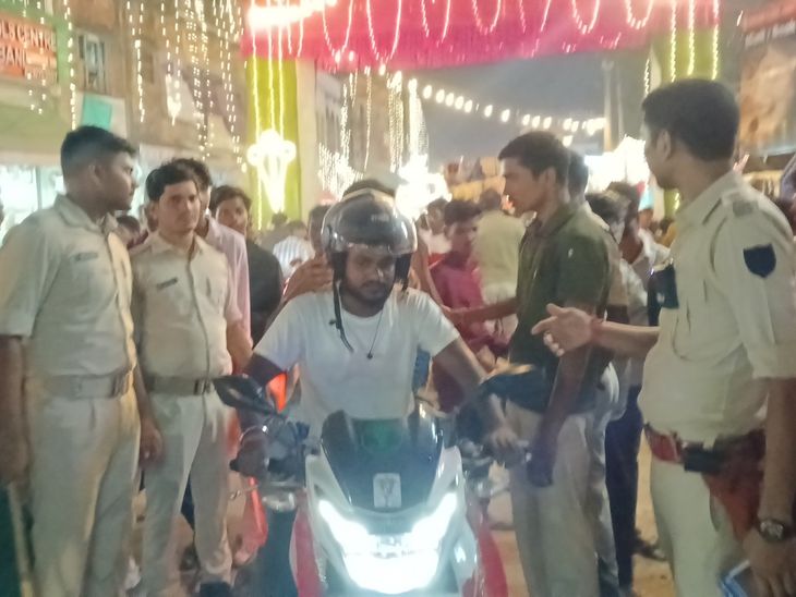 इंद्र पूजा पर मधुबनी में सघन वाहन जांच:गंगा सागर चौक पर ट्रैफिक पुलिस ने 4 वाहनों से 15 हजार रुपये वसूले