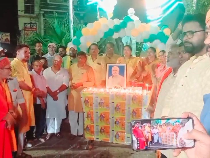 कटिहार में मोदी के जन्मदिन पर आशीर्वाद का दीया जला:केक काटा-मिठाईयां बांटी; शहीद चौक पर आतिशबाजी कर बीजेपी कार्यकर्ताओं ने मनाया जश्न