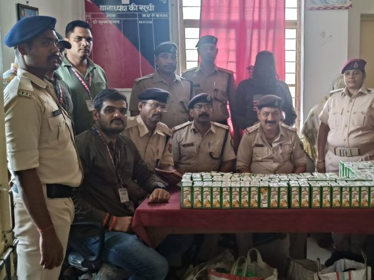 भभुआ रोड स्टेशन पर ट्रेन से उतारे 10 शराब तस्कर:9 महिलाएं और एक पुरुष गिरफ्तार; शराब जब्त, पंडित दीनदयाल स्टेशन से चल रही थी जांच