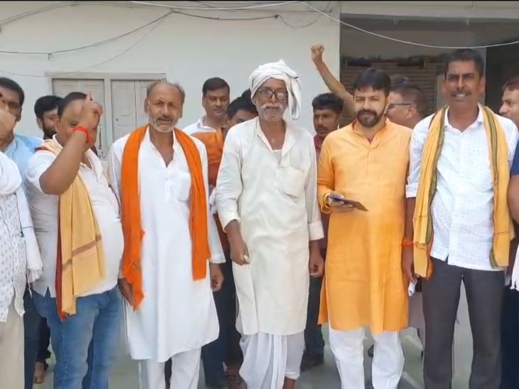 मोकामा-मुंगेर ग्रीनफील्ड सड़क पर किसानों का प्रोटेस्ट:लखीसराय में जमीन-खेती और आने-जाने की सुविधाओं की मांग