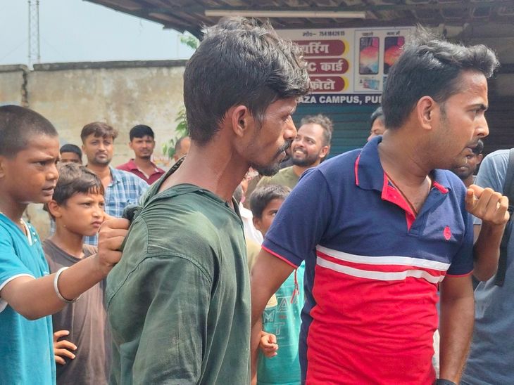 कोचिंग से साइकिल चुराते पकड़ा गया चोर:भीड़ ने 1 किमी तक पीछा किया, फिर की पिटाई; आरोपी बोला- पहली बार चोरी करने आया था