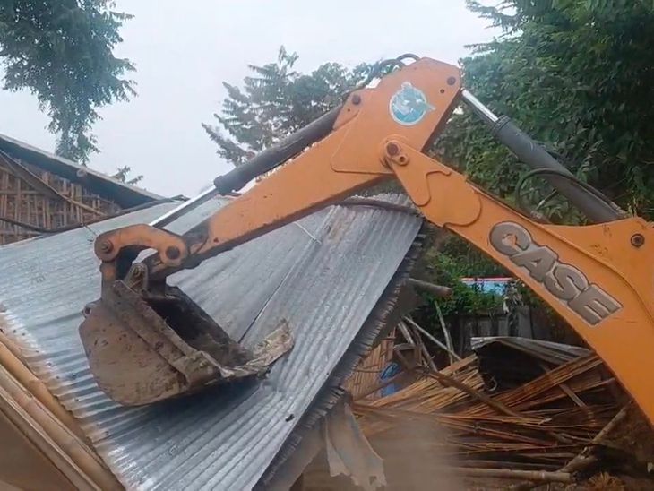 मधेपुरा में 14 अतिक्रमणकारियों के घरों पर चला बुलडोजर:रोड बनाने के लिए किया रास्ता साफ, सुखासन डीवी रोड से गरीब टोला तक बनेगी सड़क
