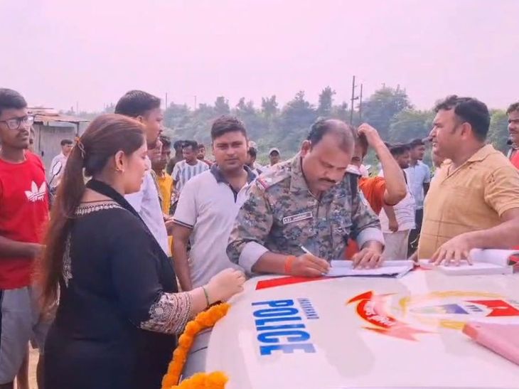 धनबाद में झाड़ियों में मिला युवक का शव:सिर और आंख के ऊपर मिले चोट के निशान, मौत की वजह स्पष्ट नहीं