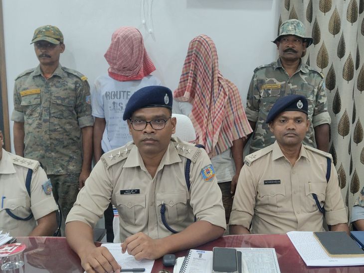 मनोहरपुर में लूट के दौरान फायरिंग:बर्तन फेरी वालों के घर घुसे बदमाश, एक घायल; दो आरोपी गिरफ्तार, हथियार बरामद