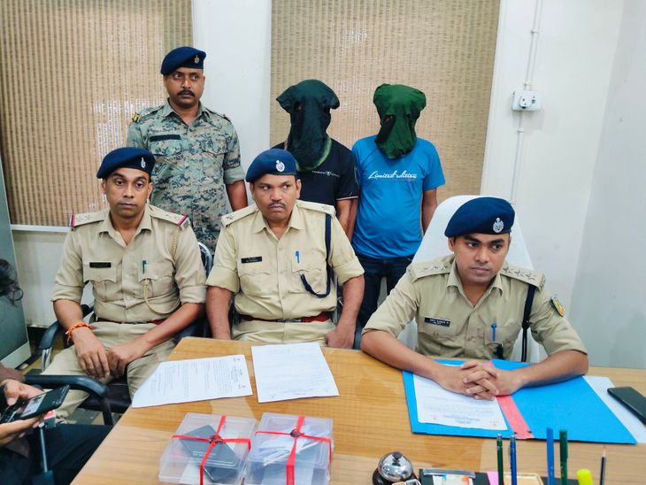 फर्जी सिम और गिफ्ट वाउचर से ठगी, दो गिरफ्तार:तीन मोबाइल और तीन सिम कार्ड बरामद, पुलिस पूरे सिंडिकेट की तलाश में जुटी
