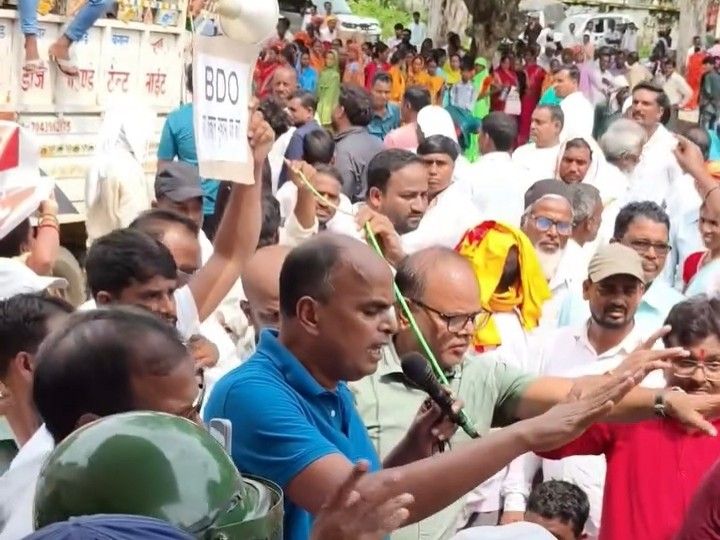 सरिया बीडीओ पर मारपीट, अभद्र व्यवहार का आरोप:मुकदमा दर्ज करने की मांग पर पूर्व विधायक विनोद सिंह के नेतृत्व में थाना घेराव