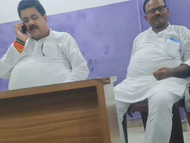 नवादा-MLC चुनाव से पहले JDU नेता का VIDEO:दिलीप कुमार संग बैठक ने बढ़ाई सियासी चर्चा, होटल में समर्थकों के साथ पहुंचे थे जयशंकर प्रसाद